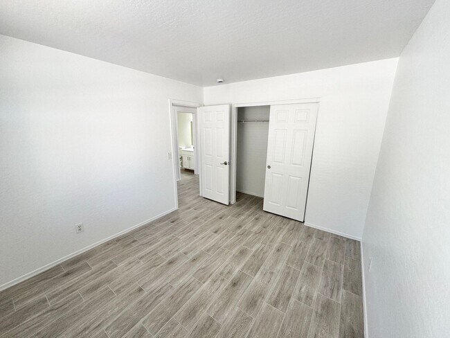 Building Photo - 8464 W Forest Grove Ave