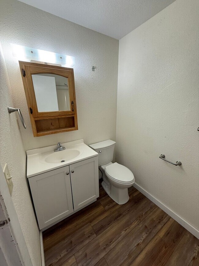 Building Photo - 1046 S Lake Dr