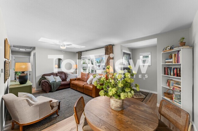 Building Photo - 221 Everett Dr