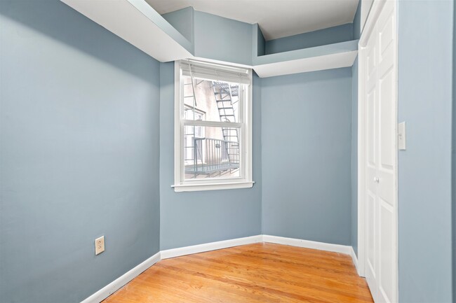 Building Photo - 740 Elm St