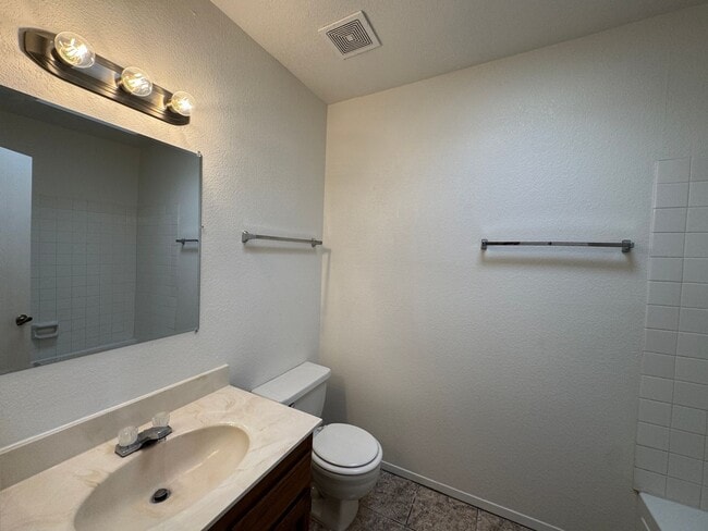 Building Photo - 2Bdm 2Ba towhome, great location! call today!