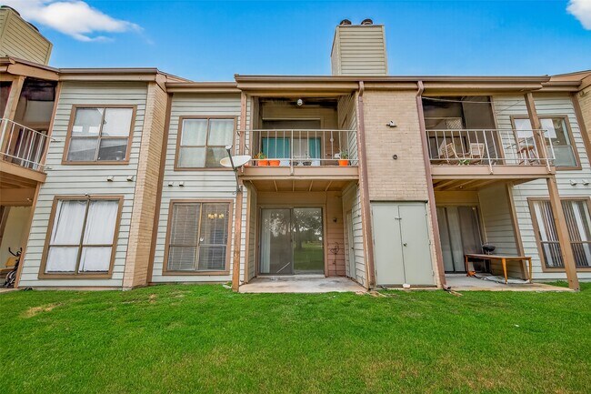 Building Photo - 8205 Sands Point Dr