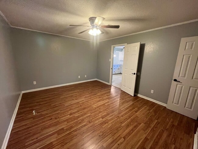 Building Photo - New Listing!