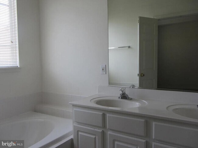 Building Photo - 410 Redland Blvd