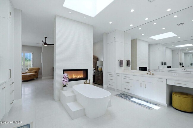 Building Photo - 6461 E Crested Saguaro Ln