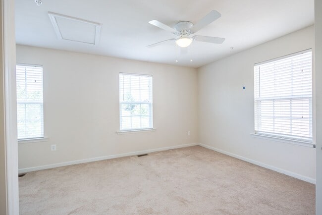 Building Photo - Beautiful 3 BR/3 BA EOG Townhome in Capito...