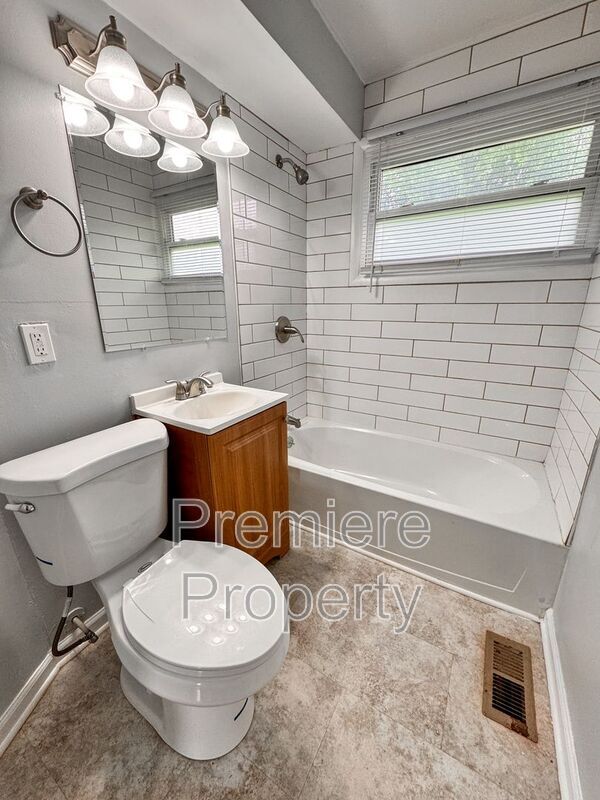 Building Photo - 4412 N Virginia Ave