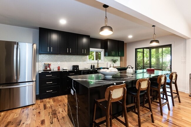 Building Photo - Ultra Modern Three Bedroom Home!