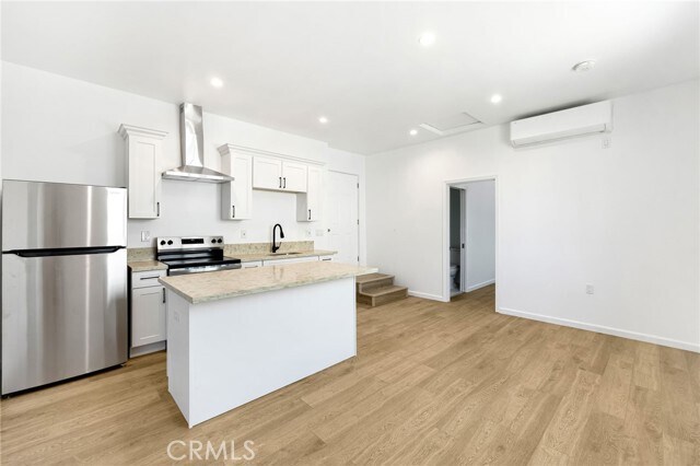 Building Photo - 1375 N Mentor Ave