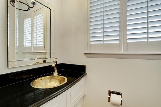 Building Photo - 6139 Chevy Chase Dr
