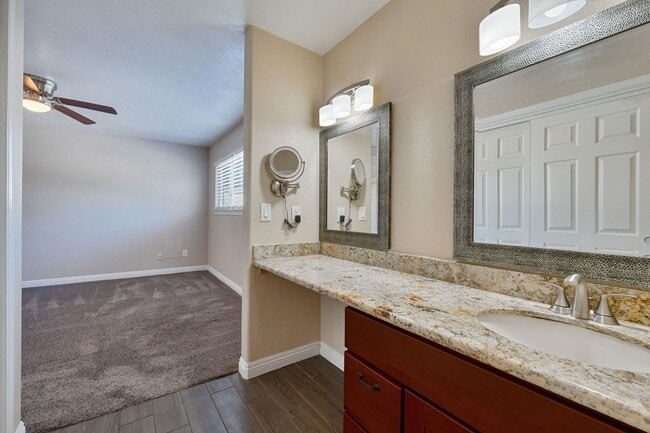 Building Photo - Beautifully Updated 3-Bed Townhome in Carm...