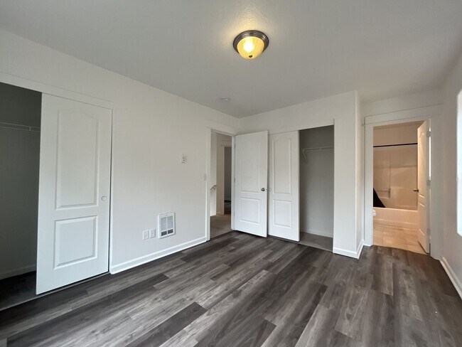 Building Photo - Bright End-Unit Townhouse with a Loft & Covered Patio