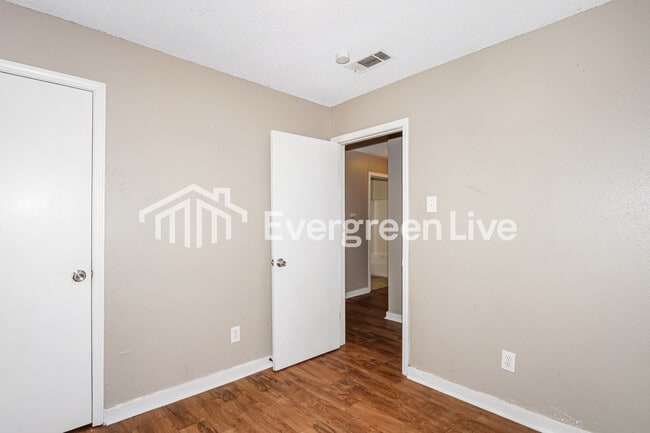 Building Photo - 837 Pitney Ln