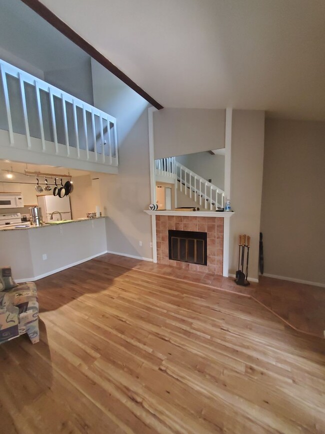 Building Photo - 2B/2B Updated Condo with Loft in the Seaso...