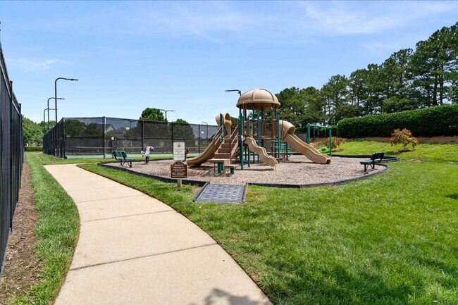 Building Photo - Charming 3-Bed/3.5 Bath Townhouse with 211...