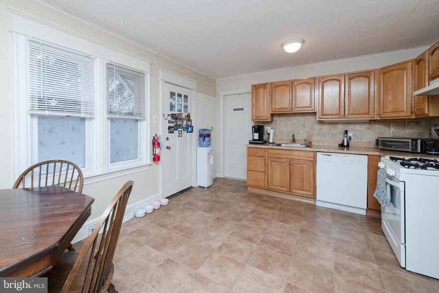 Building Photo - 10 E Linden Ave