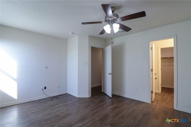 Building Photo - 909 Lasso Dr