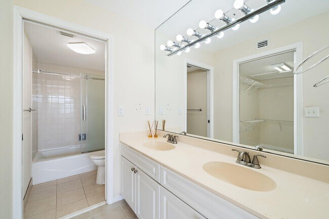 Building Photo - 243 Bay Colony Dr N