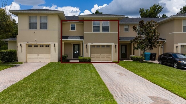 Building Photo - Town House 3 Bedroom and /2.5 Bathrooms. At Lee Vista area gated Community.