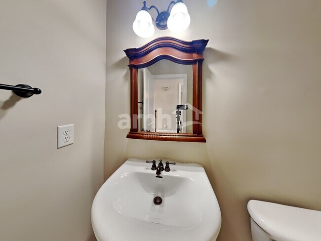 Building Photo - 333 Silver Top Dr SE