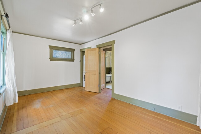 Building Photo - 950 Hiawatha Pl S