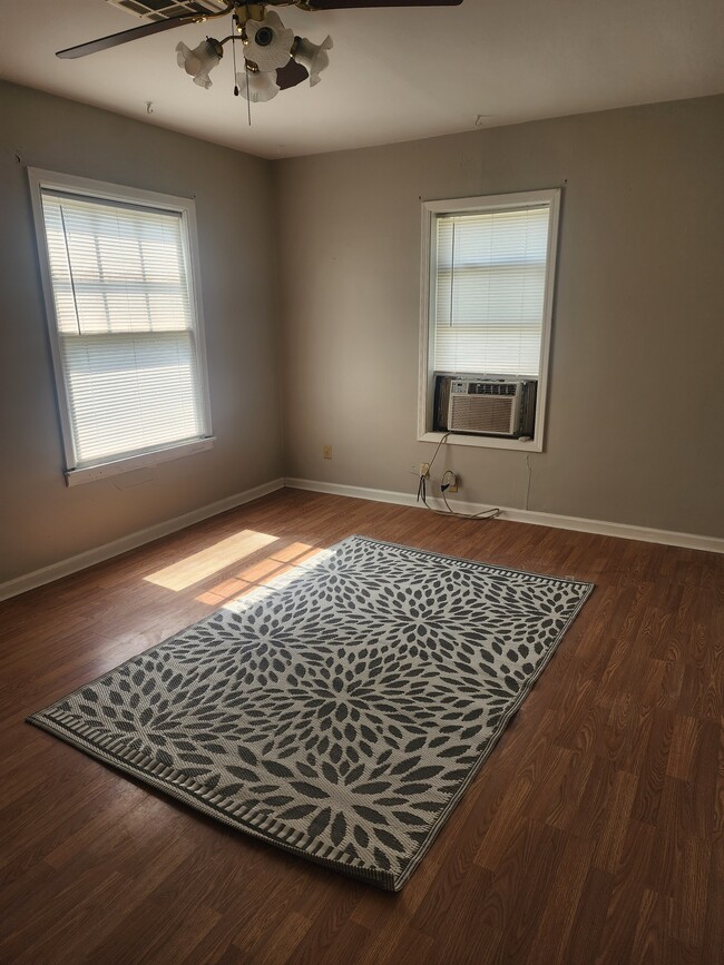 Building Photo - 422 W Poplar Ave