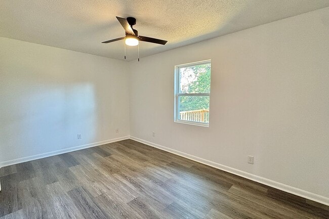 Building Photo - AVAILABLE NOW! (Pet Friendly)