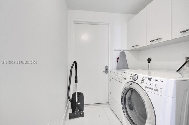 Building Photo - 17121 Collins Ave