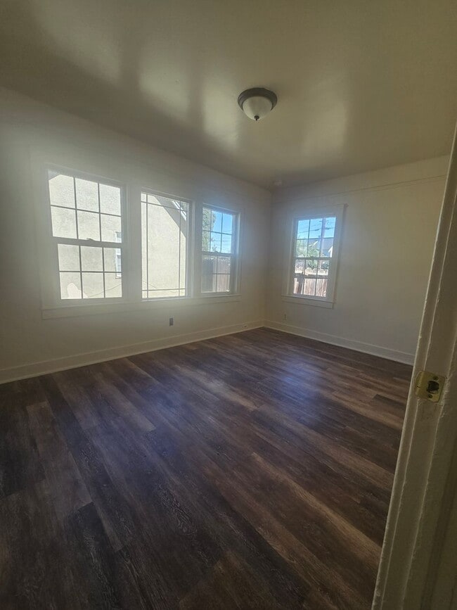 Building Photo - 1 Bedroom, 1 Bath Duplex in Hanford