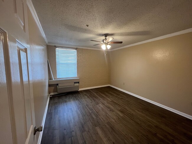 Building Photo - 2 BR CONDO NEAR LSU