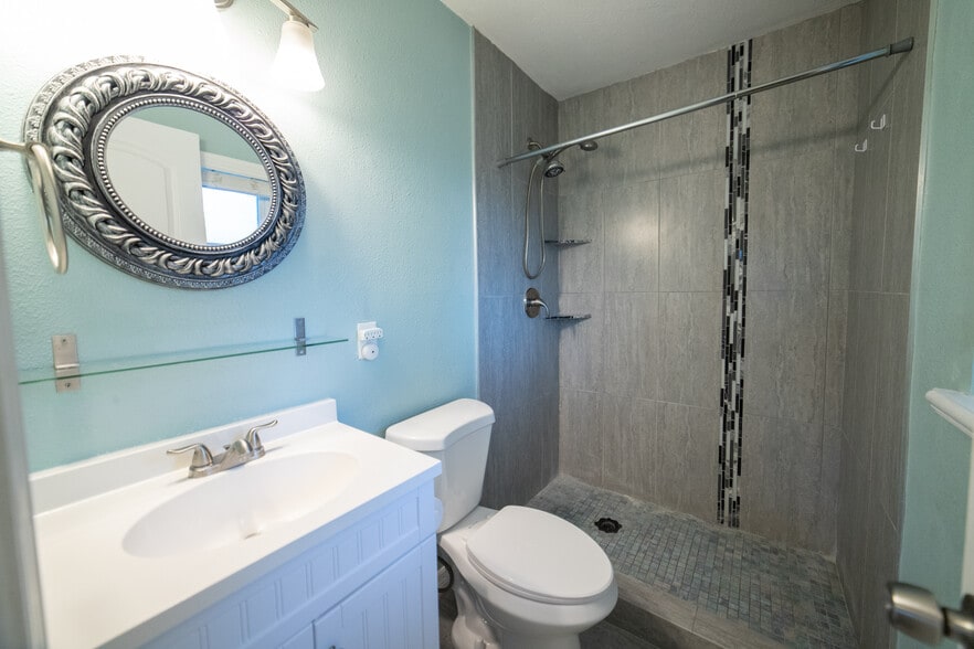Master Bath - 1101 Nantucket Ave