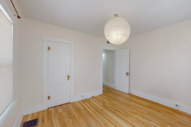 Building Photo - Two Bedroom One Bath home or sweet little ...