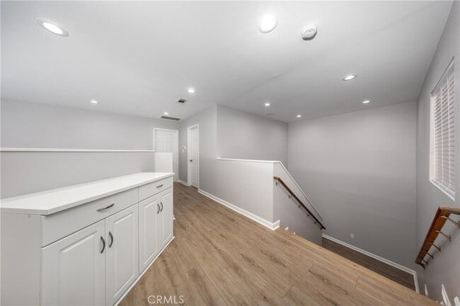 Building Photo - 642 N 6th Ave