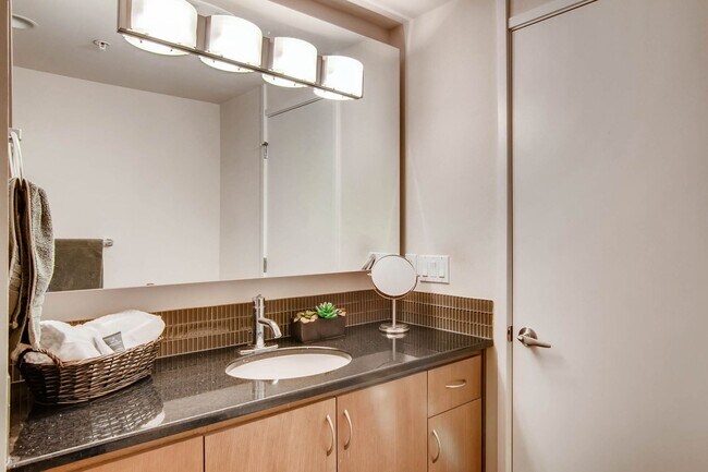 Building Photo - 2 Bedroom Loft Style Townhome Near Microsoft!
