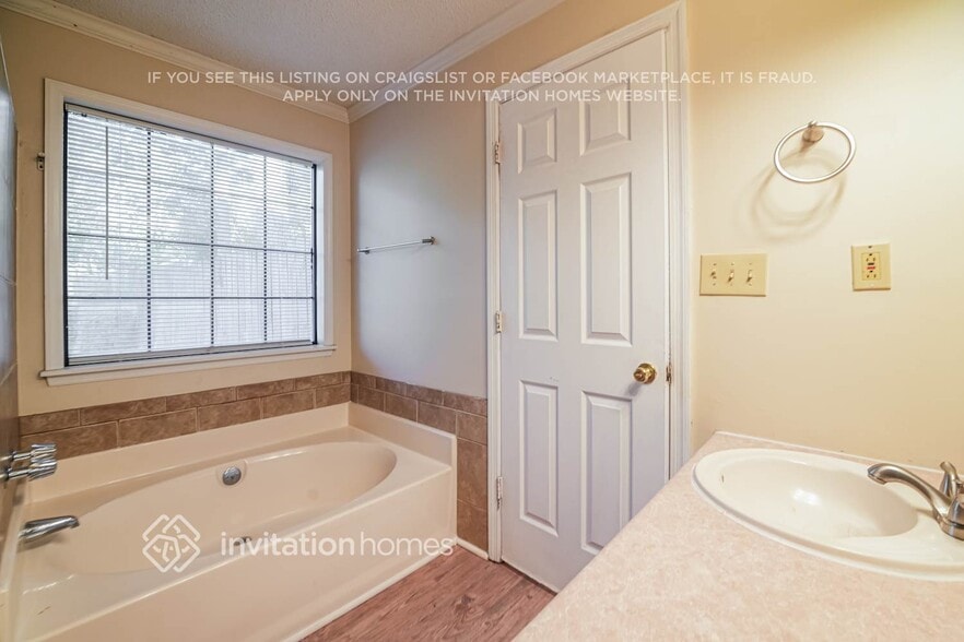 Building Photo - 7855 Dogwood Way