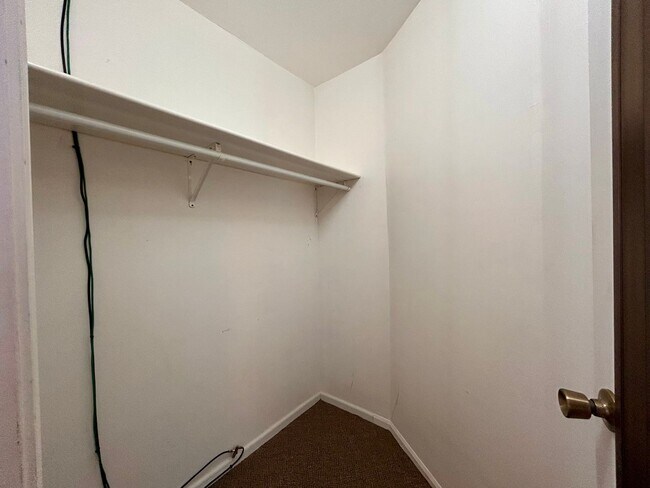 Building Photo - Cresent NE Apartments