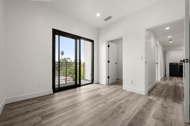 Building Photo - 1920 S Sherbourne Dr