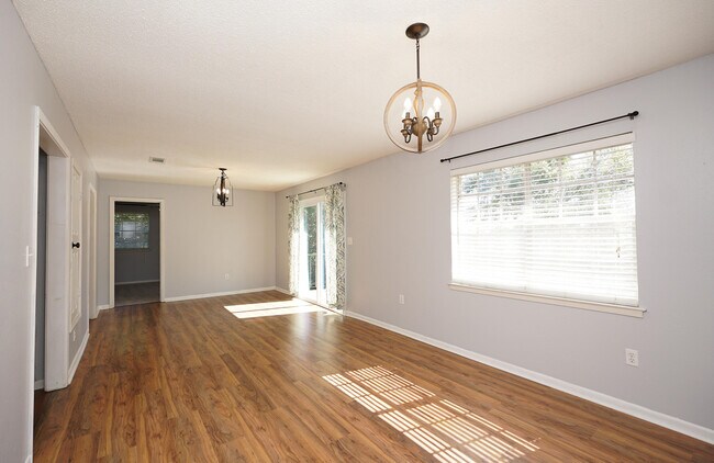 Building Photo - 116 Country Club Dr