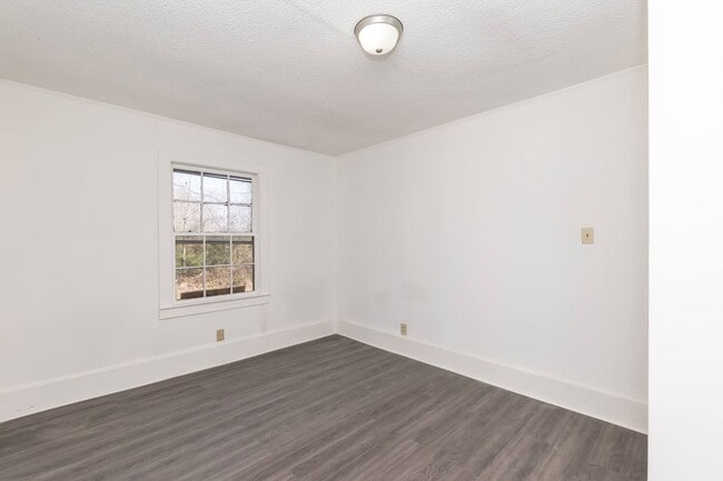 Building Photo - Three Bedroom Home!