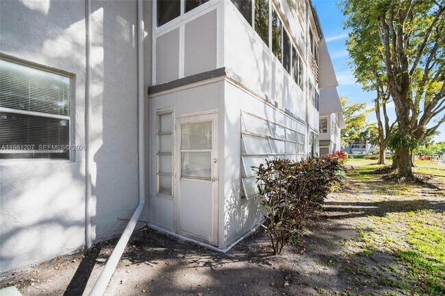 Building Photo - 9091 Lime Bay Blvd