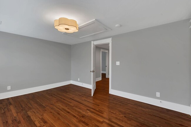 Building Photo - Total remodeled East Nashville Beauty!