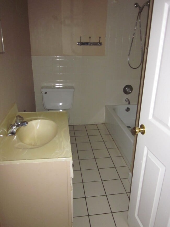 Building Photo - 1 Bed/1 Bath in Duckpond Area Close to Downtown