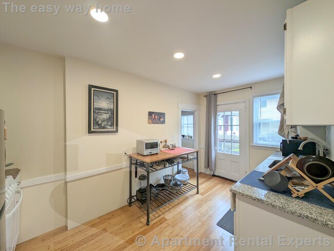 Building Photo - 19 Cameron Ave