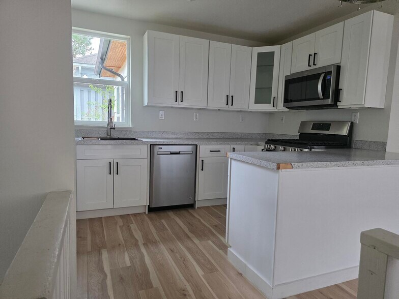 Building Photo - 1340 SW Hayter St