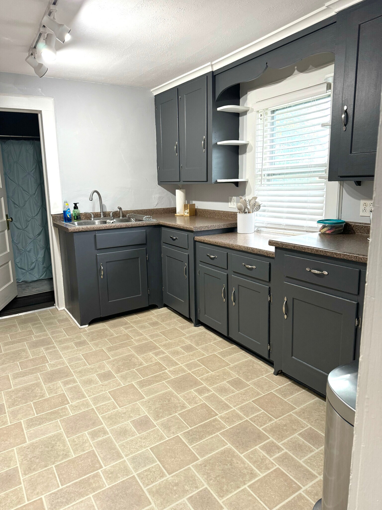 Building Photo - 113 Crestmont Rd