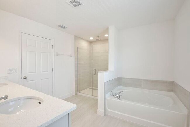 Building Photo - Stylish and Spacious 3/2.5 Home with No Re...