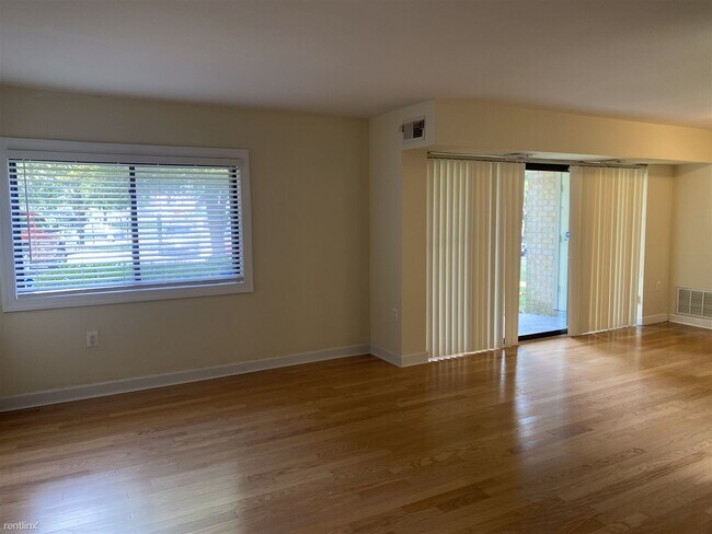 Building Photo - 3 br, 1.5 bath Condo - 6301 Hil Mar Dr Unit 1