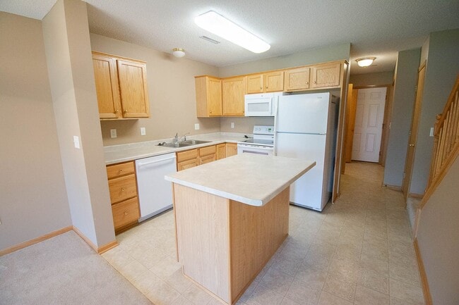 Building Photo - Townhome in Quiet NW Rochester Neighborhood!