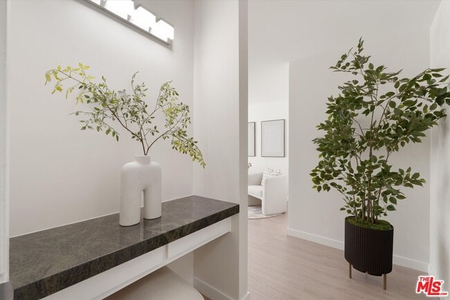 Building Photo - 429 N Oakhurst Dr