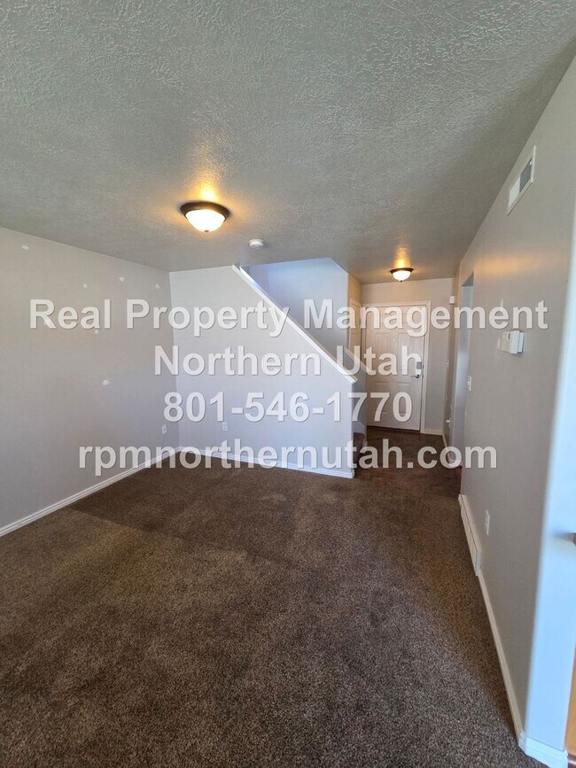 Building Photo - 152 W 2525 N